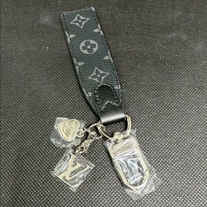 ✅ PRICE IS FIRM ✅ Fashion Black and Silver Keychain